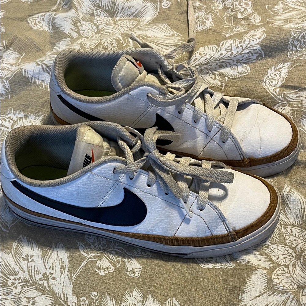 Nike Men's White and Navy Sneakers